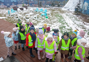 Uśmiechnięte dzieci z grupy "Małpki" cieszą się na kolejną atrakcję