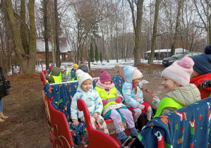 Część dzieci z grupy trzeciej na saniach Mikołaja przed przejażdżką.
