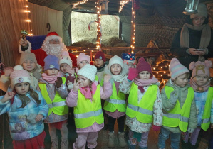 Dziewczynki z trzeciej grupy pozują do pamiątkowego zdjęcia z Mikołajem w Malinowym Grodzie. 2.12.2025r.