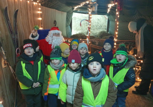 Chłopcy z trzeciej grupy pozują do pamiątkowego zdjęcia z Mikołajem w Malinowym Grodzie. 2.12.2025r.