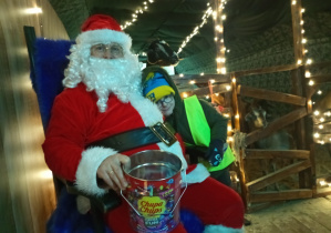 Chłopczyk przytula się do Mikołaja.