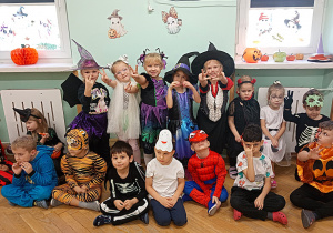 Dzieci z grupy trzeciej zajęły swoje miejsce pod oknem.