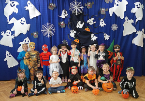 Przedszkolaki z trzeciej grupy "Małpki" pozują do pamiątkowego zdjęcia przed balem w dniu 31.10.2025r.
