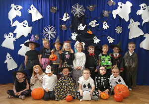 Przedszkolaki z najstarszej grupy "Pandy" pozują do pamiątkowego zdjęcia na tle dekoracji przed balem w dniu 31.10.2025r.