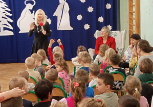 Pani Anna podczas spotkania z przedszkolakami 10 grudnia 2025r..