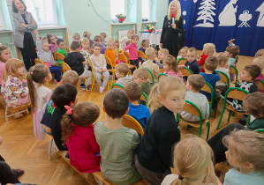 Pani Anna słucha wypowiedzi dziewczynki z grupy "Małpki".