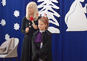 Dziewczynka z grupy "Pandy" w todze. Pani sędzia wyjaśnia dzieciom, że toga jest urzędowym nakryciem sędziów, prokuratorów, prawników i adwokatów.