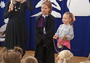 Dziewczynka z grupy "Żyrafki" za pozwoleniem Pani Anny pokazuje dzieciom łańcuch sędziowski.