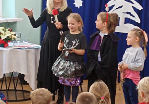 Dziewczynka z grupy "Pandy" demonstruje działanie młotka sędziowskiego.