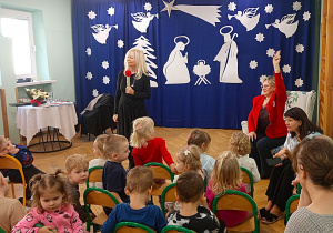 Pani Dyrektor czeka na swoją kolej z ręką w górze, by zadać pytanie.