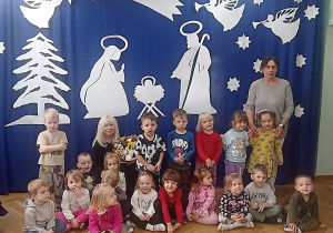 Dzieci z grupy "Żabek" na pamiątkowym zdjęciu w towarzystwie Pani Anny Marii Wesołowskiej.