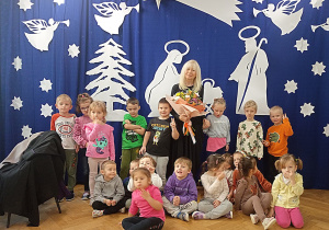 Dzieci z grupy "Żyrafki" w towarzystwie Pani Anny Marii Wesołowskiej.