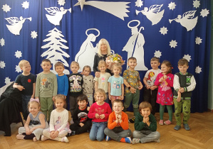 Dzieci z grupy "Małpki" w towarzystwie Pani Anny Marii Wesołowskiej.