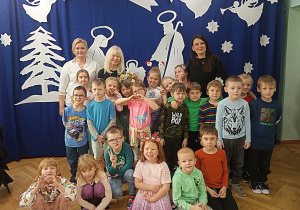 Dzieci z grupy "Pandy" w towarzystwie Pani Anny Marii Wesołowskiej oraz z wychowawczyniami.