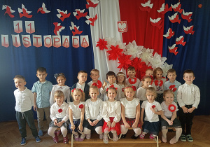 Przedszkolaki z grupy trzeciej "Małpki" po uroczystości z okazji Dnia Odzyskania Niepodległości na pamiątkowym zdjęciu.