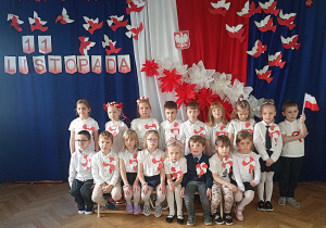 Przedszkolaki z najstarszej grupy "Pandy" po uroczystości z okazji Dnia Odzyskania Niepodległości na pamiątkowym zdjęciu.