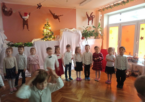 Dzieci z trzeciej grupy przygotowują się do występu w swojej sali.