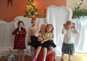 Pięć dziewczynek z trzeciej grupy pozuje do pamiątkowego zdjęcia po występach.