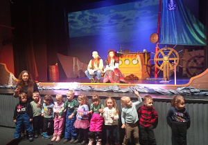 Dzieci z grupy "Żabki" pozują do pamiątkowego zdjęcia po spektaklu pt. "Skarb Kapitana Haka" 23.01.2026r..