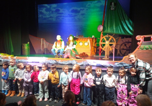 Dzieci z grupy "Żyrafki" pozują do pamiątkowego zdjęcia po spektaklu pt. "Skarb Kapitana Haka" 23.01.2026r..