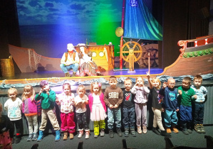 Dzieci z grupy "Małpki" pozują do pamiątkowego zdjęcia po spektaklu pt. "Skarb Kapitana Haka" 23.01.2026r..