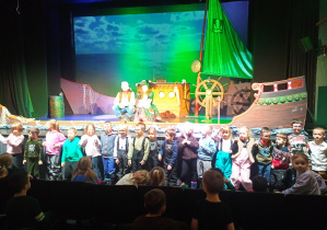 Dzieci z grupy "Pandy" pozują do pamiątkowego zdjęcia po spektaklu pt. "Skarb Kapitana Haka" 23.01.2026r..