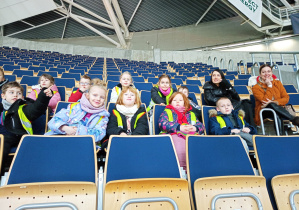 Część dzieci z najstarszej grupy z paniami podczas pokazu jeździeckiego.