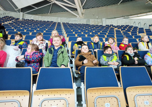 Dzieci z grupy najstarszej i część dzieci z grupy "Małpek" obserwują arenę.