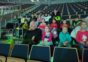 Dzieci z grupy "Małpek" podczas pokazu jazdy konnej.