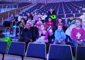 Dzieci podczas przerwy obserwują przygotowania do kolejnych konkurencji jeździeckich.