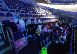 Pamiatkowe zdjęcie przedszkolaków z najstarszych grup podczas imprezy jeździeckiej w Łodzi 2026r..