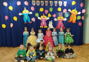 Dzieci z grupy drugiej " Żyrafki" przed zabawą karnawałową.