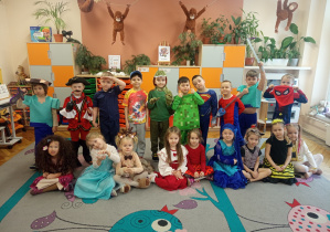 Dzieci z grupy trzeciej "Małpki" pozują do pamiątkowego zdjęcia przed balem karnawałowym.