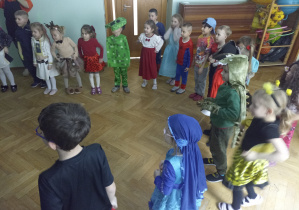 Część dzieci z grupy trzeciej ustawiona w kole.