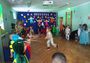 Dziewczynka ze starszej grupy pokazuje układ choreograficzny.