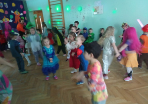 Starszaki podczas zabawy karnawałowej.