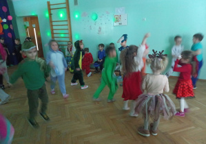 Dzieci uczą się nowych ruchów.