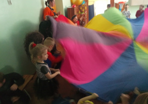 Przedszkolaki podczas zabawy z chustą animacyjną.