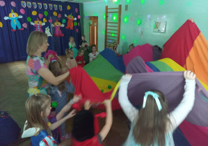 Dzieci unoszą chustę na sygnał Pani Bergamutki.