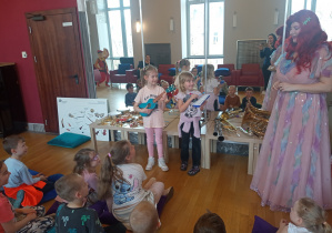 Kolejna para dziewczynek wybrała ukulele i cymbałki.