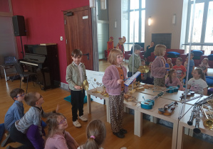 Para dzieci grają na cymbałkach i talerzach.