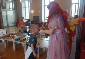 Chłopiec próbuje swoich sił w grze na waltornii.