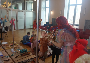 Chłopiec ćwiczy grę na waltornii.