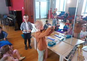 Chłopcy grają na innych instrumentach.