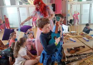 Chłopczyk gra na skrzypcach.