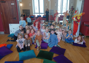 Pamiątkowe zdjęcie dzieci z grupy "Pandy" z zajęć pt. "Opera na poduchach" w Teatrze Wielkim.