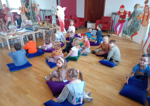 Dzieci wybrały sobie poduszki do siedzenia.