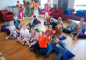 Dzieci przygotowane do zajęć, siedzą zaciekawione tym, co się wydarzy.