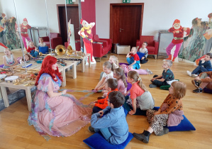 "Arielka" prowadzi rozmowę z dziećmi o teatrze.