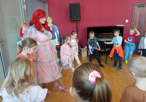 Dzieci uczą się choreografii baletowej.